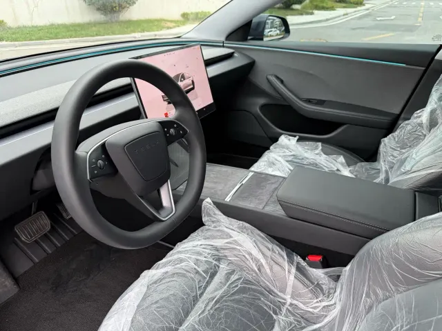 Tesla Model 3 — Фото автомобиля 12