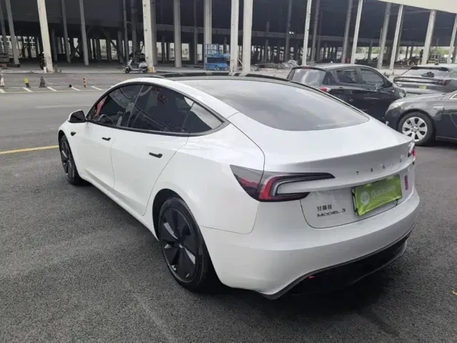 Tesla Model 3 — Фото автомобиля 4