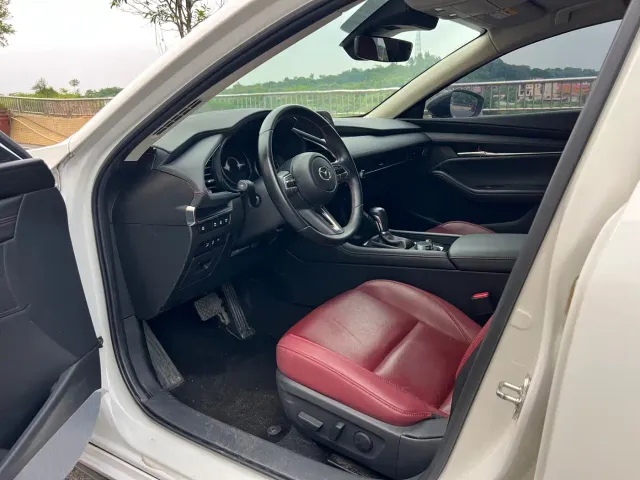 Mazda Axela — Фото автомобиля 11