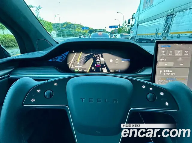 Tesla Model X — Фото автомобиля 13