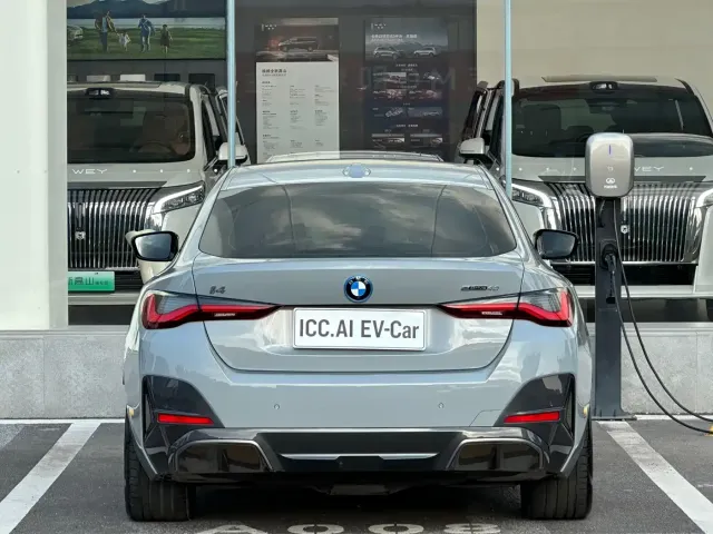 BMW i4 — Фото автомобиля 19