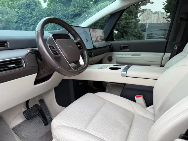 Li Auto MEGA — Фото автомобиля 7