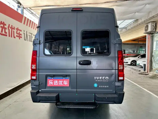 Iveco Iveco Daily 2023 2.5T V40 Van Long Wheelbase Medium Roof Dual Tire Sliding Door 2-3 Seats — Фото автомобиля 5