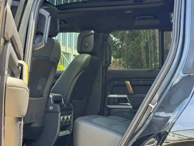 Land Rover Defender — Фото автомобиля 7