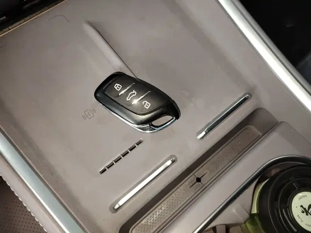 Roewe Roewe M7 DMH 2025 Base — Фото автомобиля 8