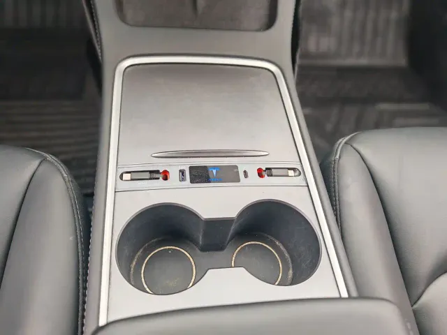 Tesla Model 3 — Фото автомобиля 12