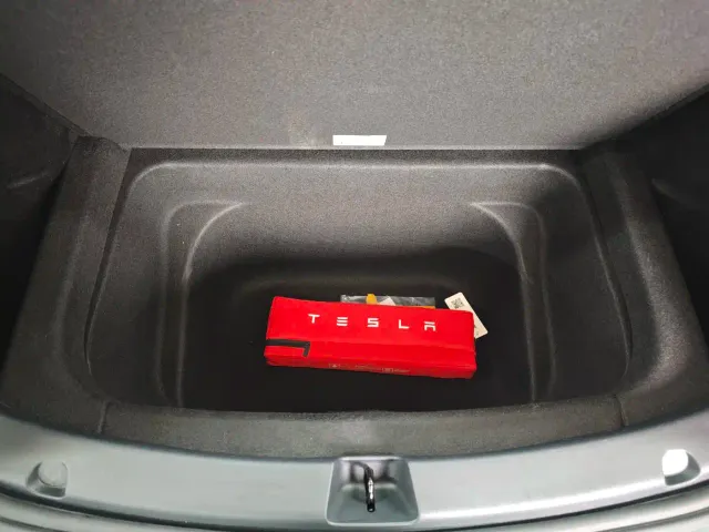 Tesla Model Y — Фото автомобиля 10