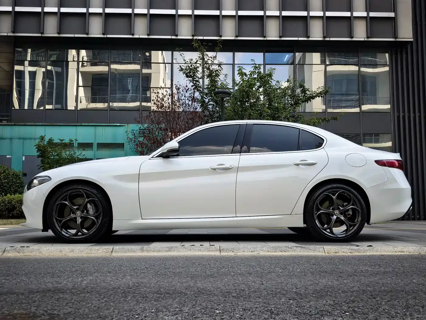 Alfa Romeo Giulia 2021 2.0T 280HP Luxury — Фото автомобиля 4