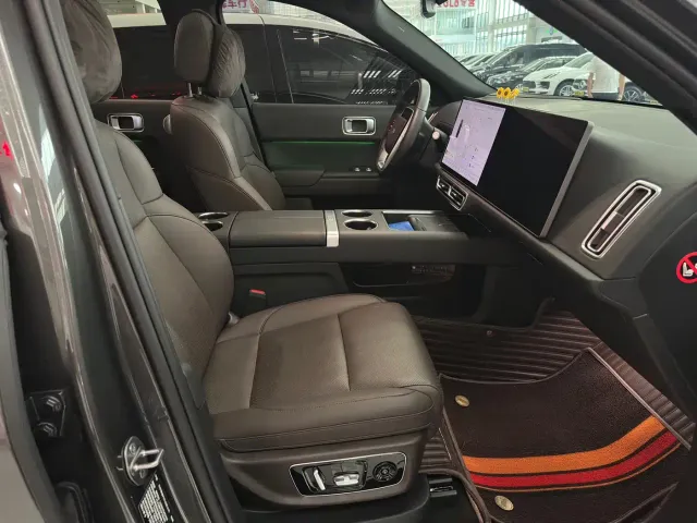 Li Auto L8 — Фото автомобиля 15