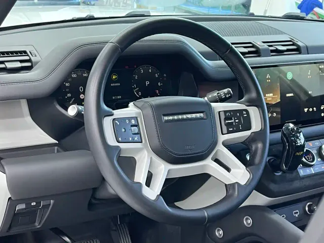 Land Rover Defender — Фото автомобиля 14