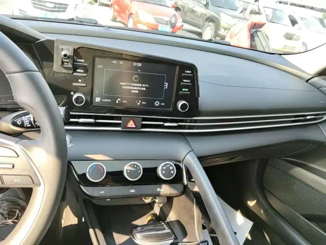 Hyundai Elantra — Фото автомобиля 12