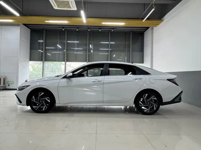 Hyundai Elantra — Фото автомобиля 5