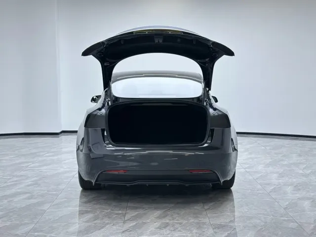 Tesla Model 3 — Фото автомобиля 10