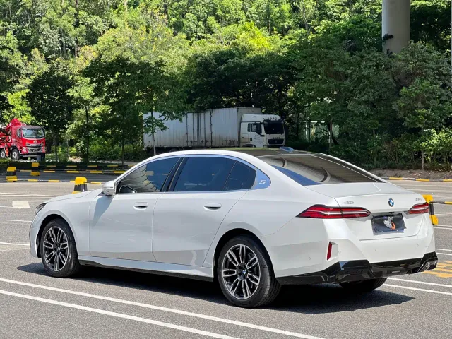 BMW 5 Series — Фото автомобиля 3