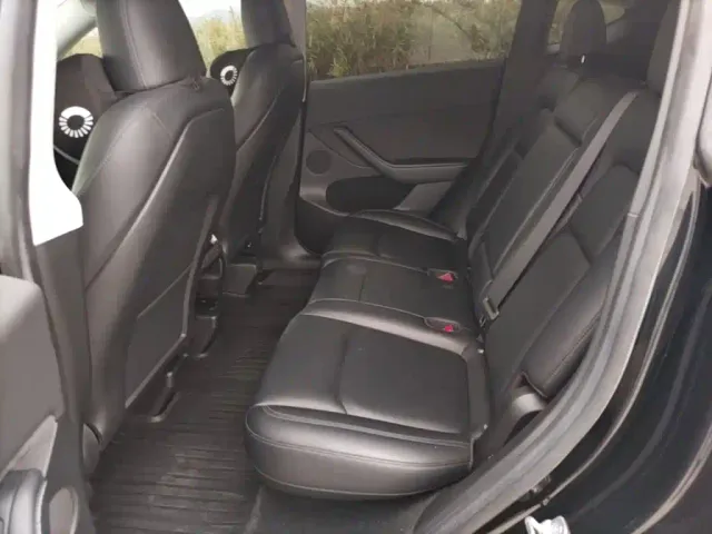 Tesla Model Y — Фото автомобиля 16