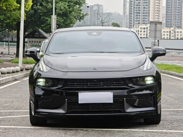 Lynk & Co 03 — Фото автомобиля 3