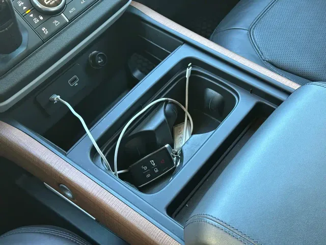 Land Rover Defender — Фото автомобиля 10