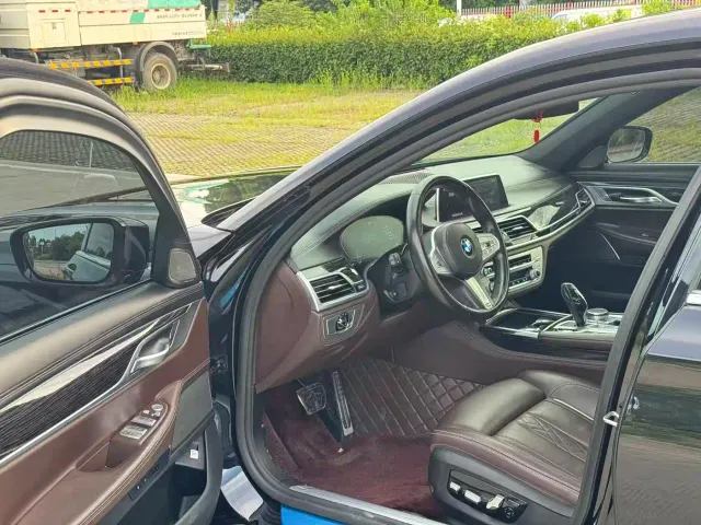 BMW 7 Series — Фото автомобиля 10