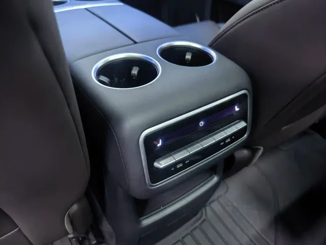 Li Auto L8 — Фото автомобиля 10