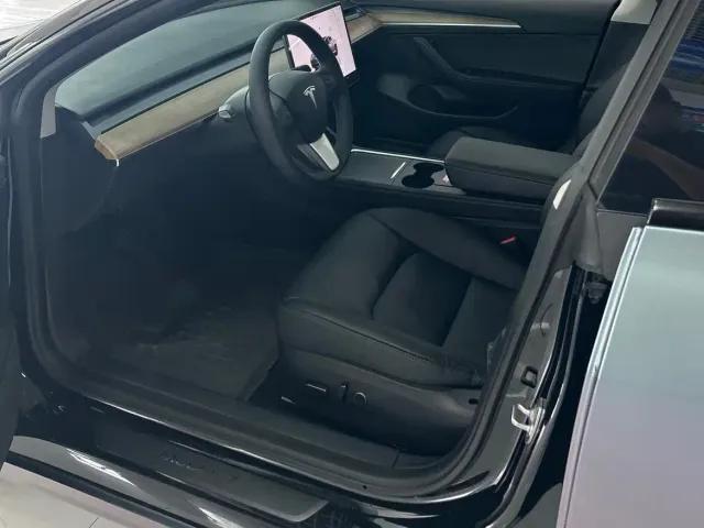 Tesla Model 3 — Фото автомобиля 6