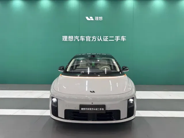 Li Auto i8 — Фото автомобиля 3