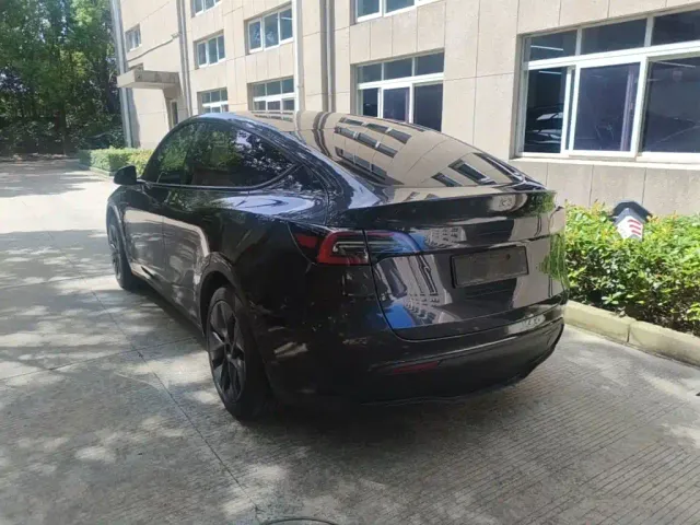 Tesla Model Y — Фото автомобиля 4