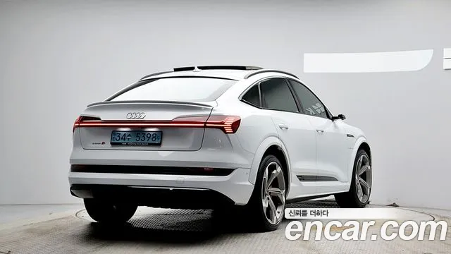 Audi e-tron — Фото автомобиля 2