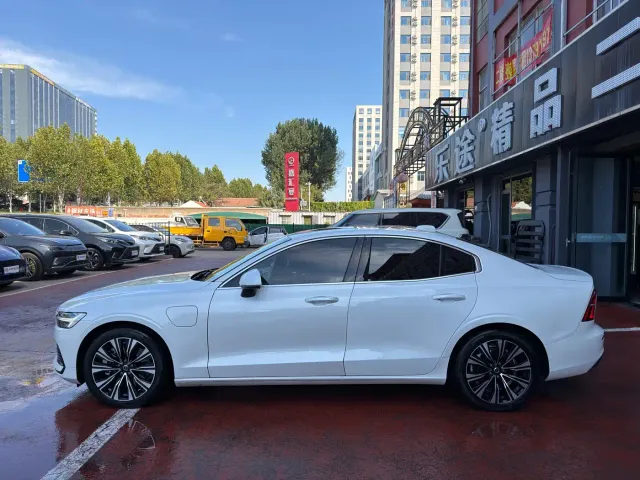 Volvo S60 Plug-in Hybrid — Фото автомобиля 3