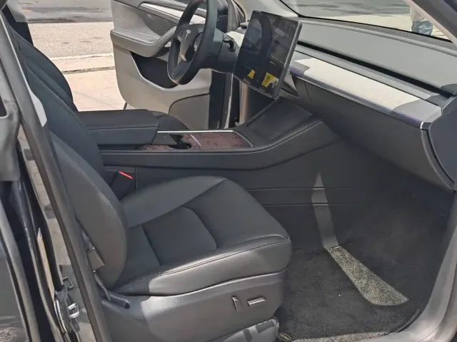 Tesla Model Y — Фото автомобиля 13