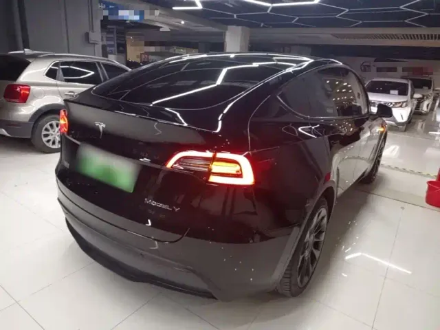 Tesla Model Y — Фото автомобиля 6