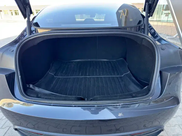 Tesla Model 3 — Фото автомобиля 17