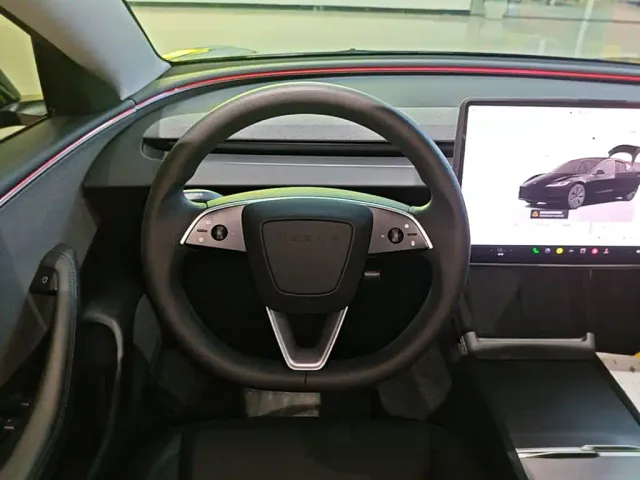 Tesla Model 3 — Фото автомобиля 10