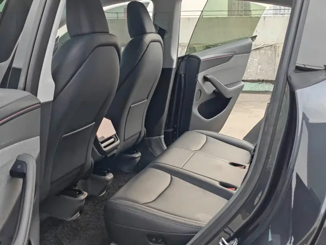 Tesla Model Y — Фото автомобиля 9