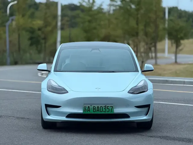 Tesla Model 3 — Фото автомобиля 2