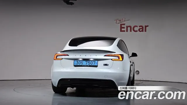 Tesla Model 3 — Фото автомобиля 4