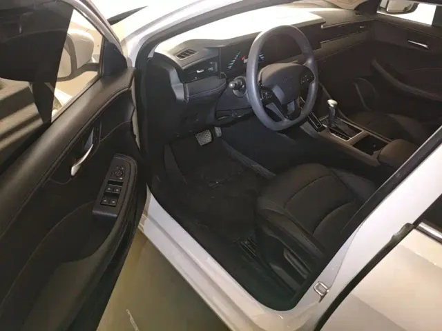 Roewe i5 — Фото автомобиля 15