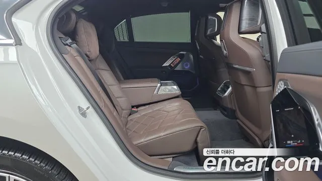 BMW i7 G70 — Фото автомобиля 18