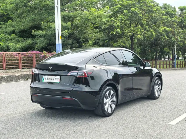 Tesla Model Y — Фото автомобиля 18