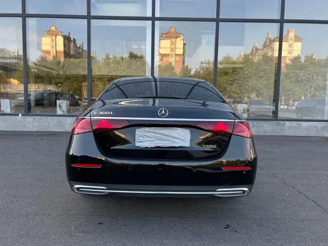 Mercedes-Benz E-Class — Фото автомобиля 4