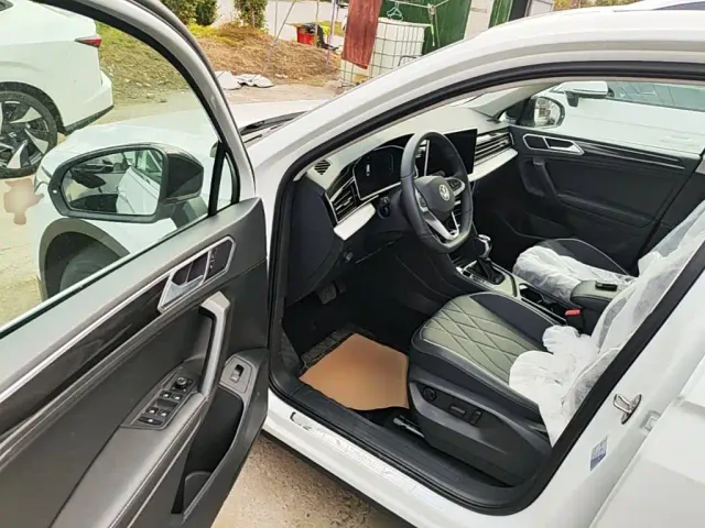 Volkswagen Tiguan L — Фото автомобиля 15