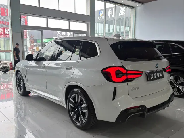 BMW iX3 — Фото автомобиля 14