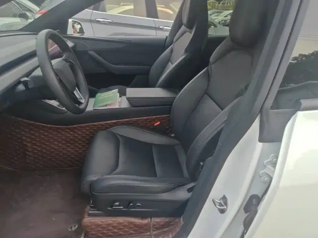 Tesla Model Y L — Фото автомобиля 14