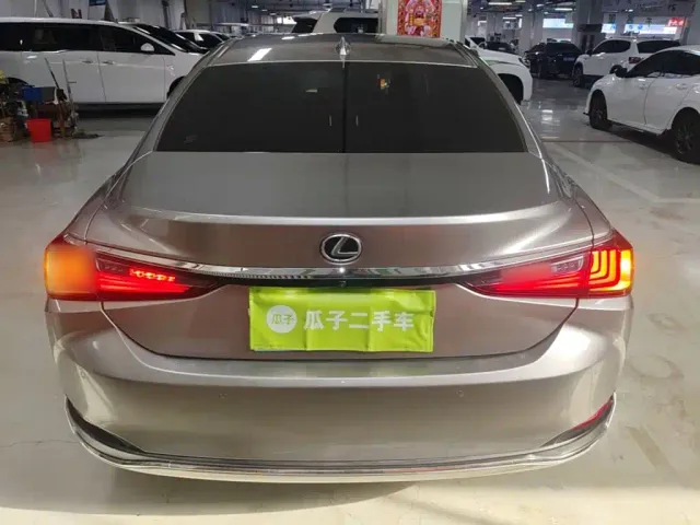 Lexus ES — Фото автомобиля 5