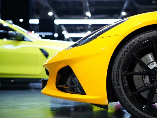Lotus Emira — Фото автомобиля 6