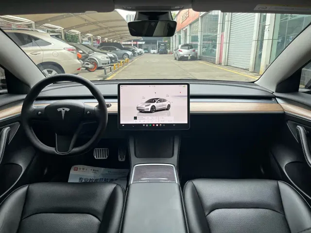 Tesla Model 3 — Фото автомобиля 7