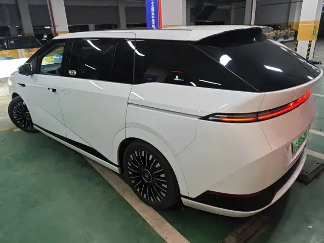 Xpeng X9 — Фото автомобиля 3