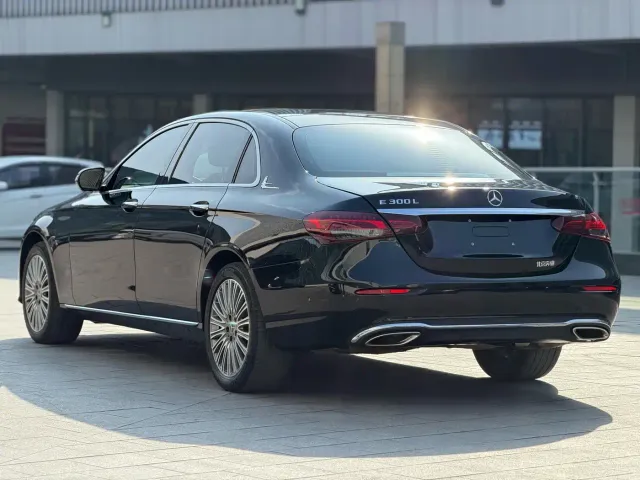 Mercedes-Benz E-Class — Фото автомобиля 3