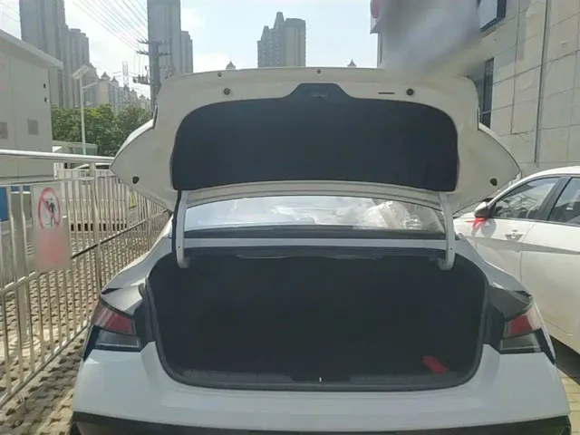 Hyundai Elantra — Фото автомобиля 18