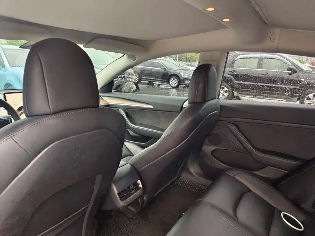 Tesla Model 3 — Фото автомобиля 8