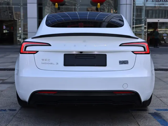 Tesla Model 3 — Фото автомобиля 4